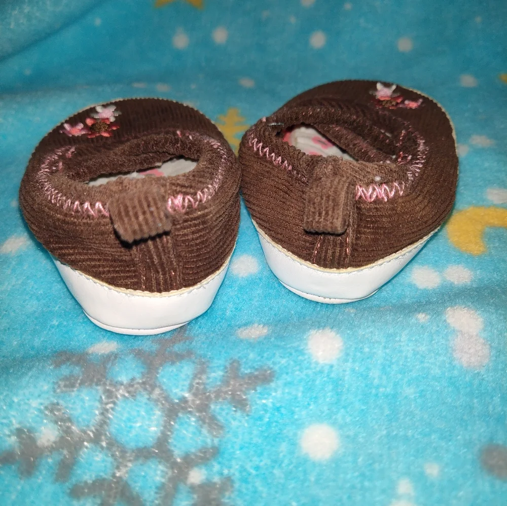 👶 Carter’s Child of Mine Baby Shoes – Size 3–6 Months